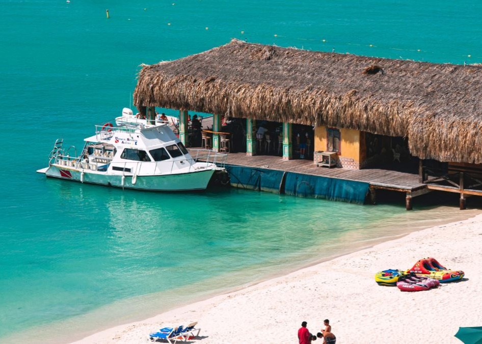 Aruba, vista aérea de un muelle en la playa