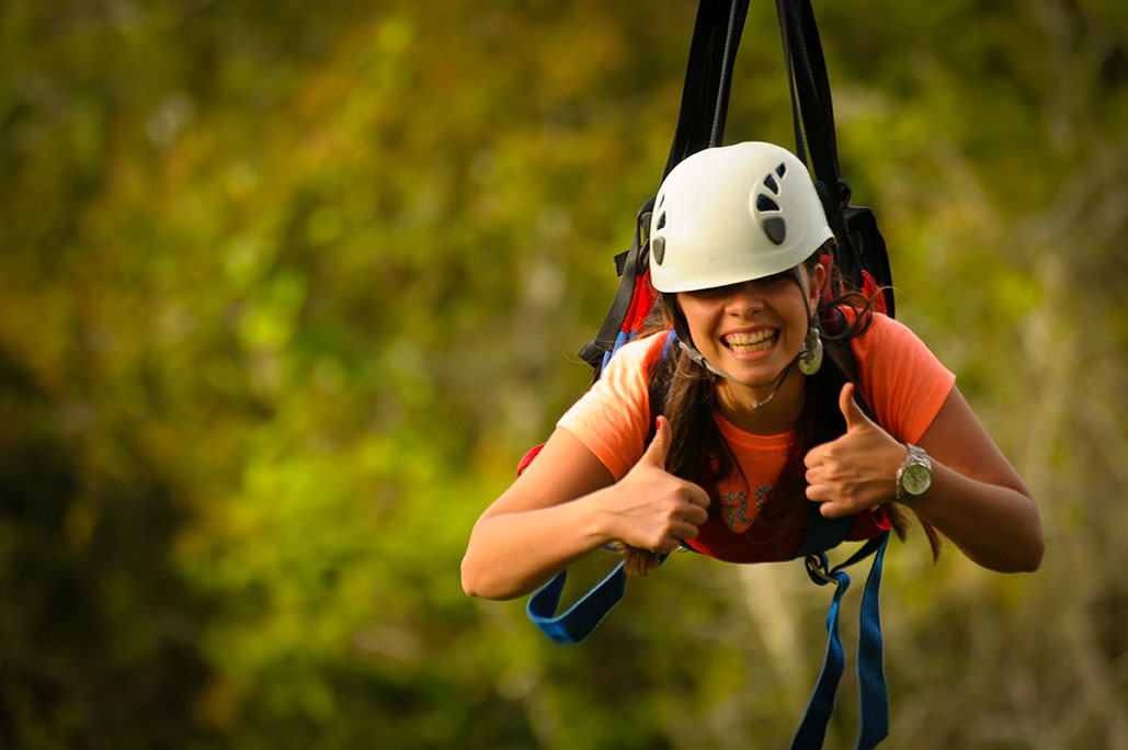 turista haciendo canopy en Costa Rica