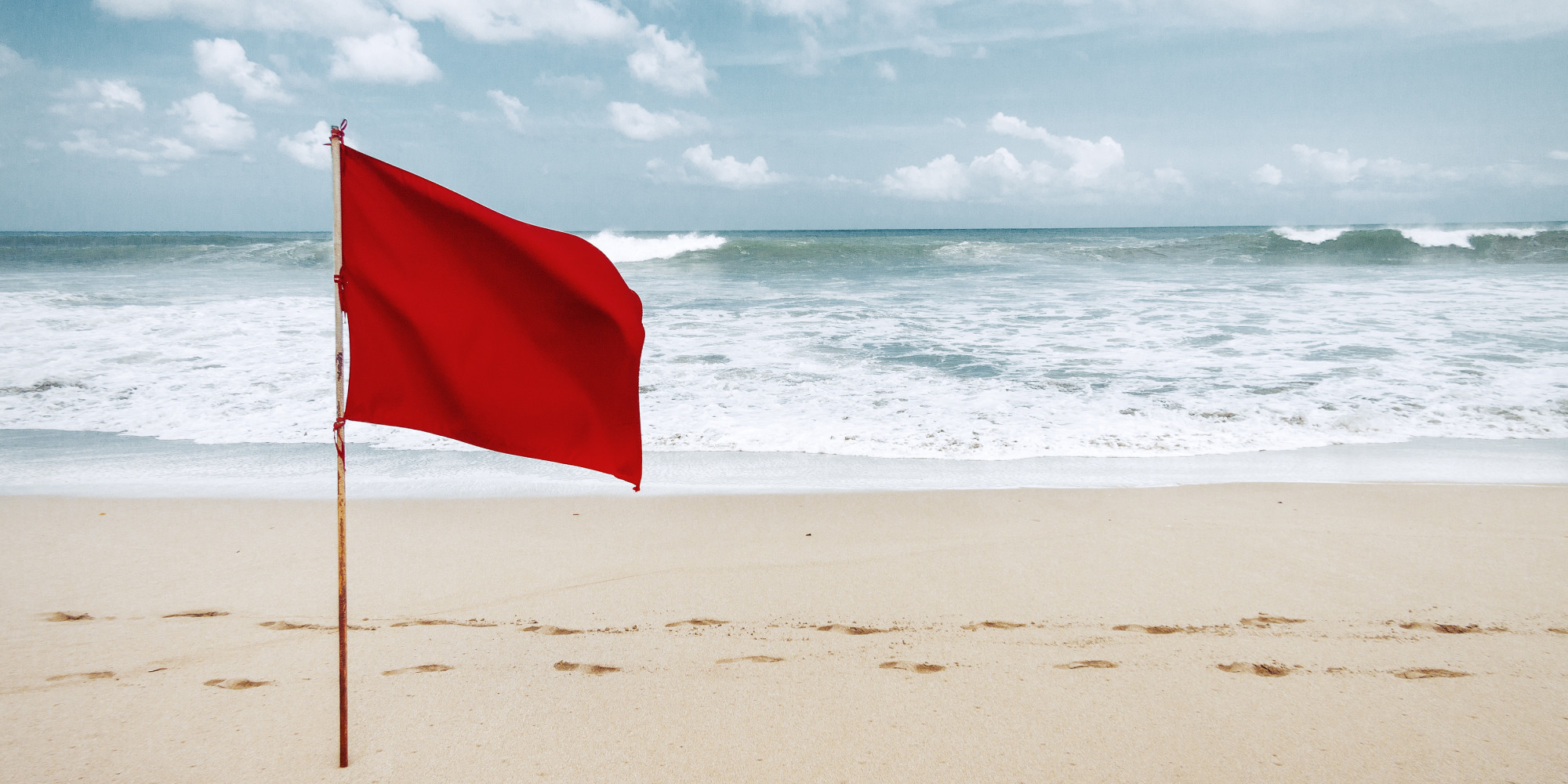 bandera roja en una playa del Caribe