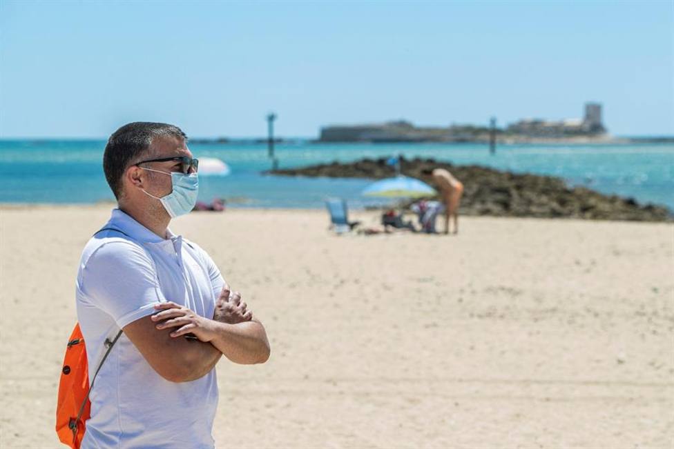 hombre solo en playa española