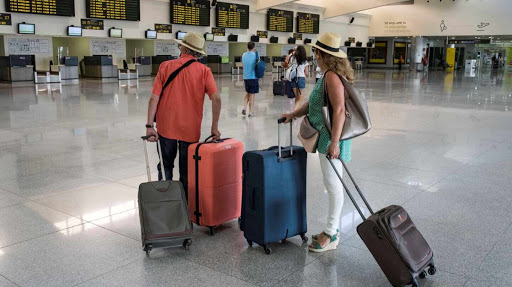 dos viajeros holandeses en un aeropuerto