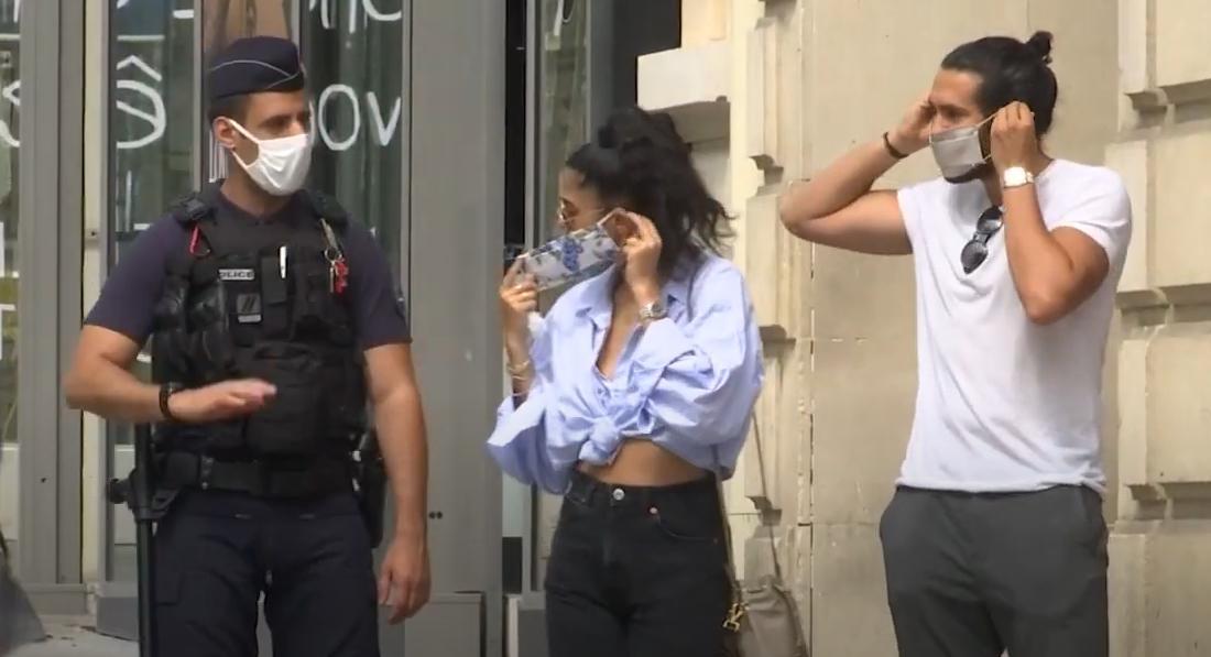 un policía y una pareja en Francia