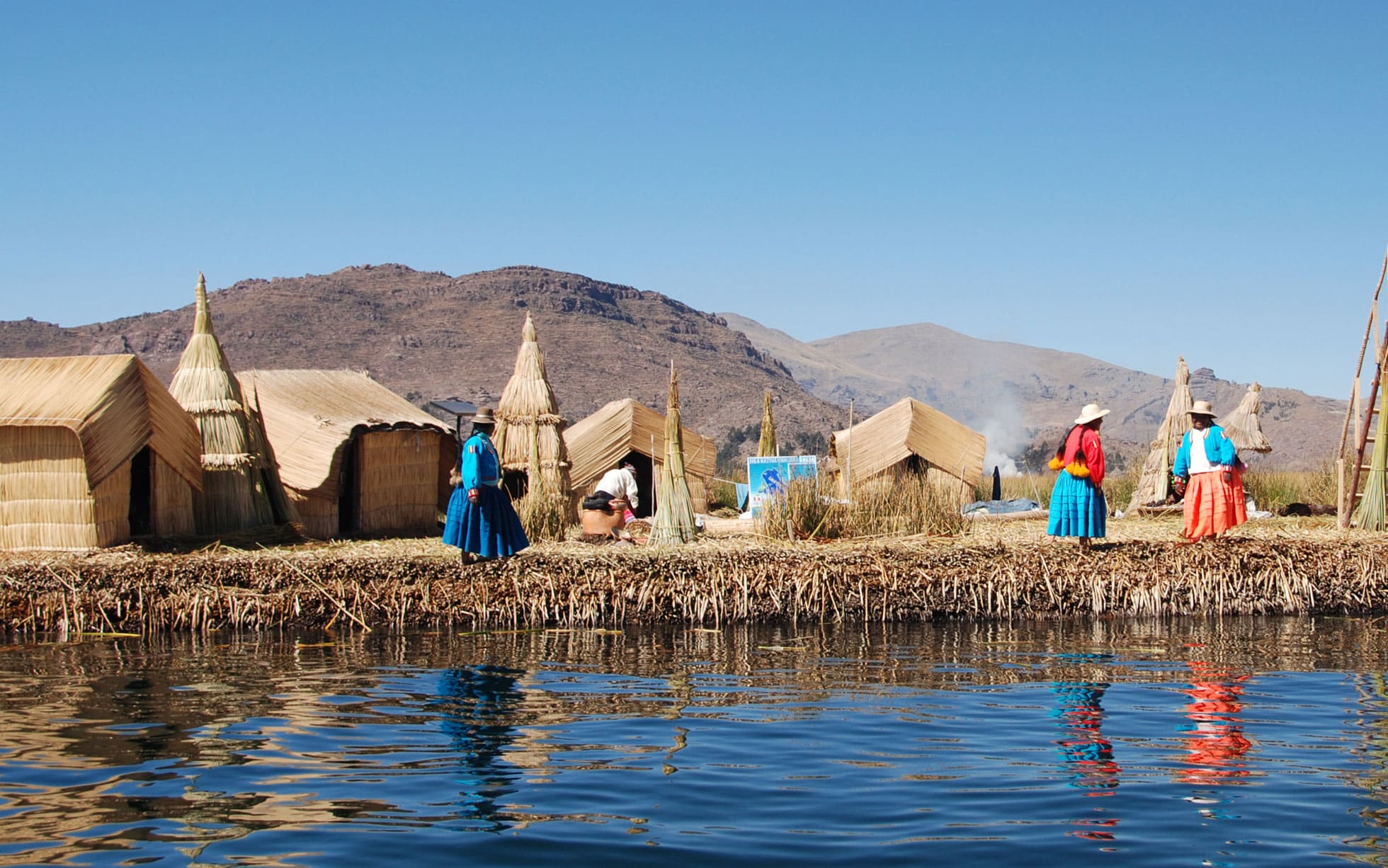 mujeres en aldea latinoamericana