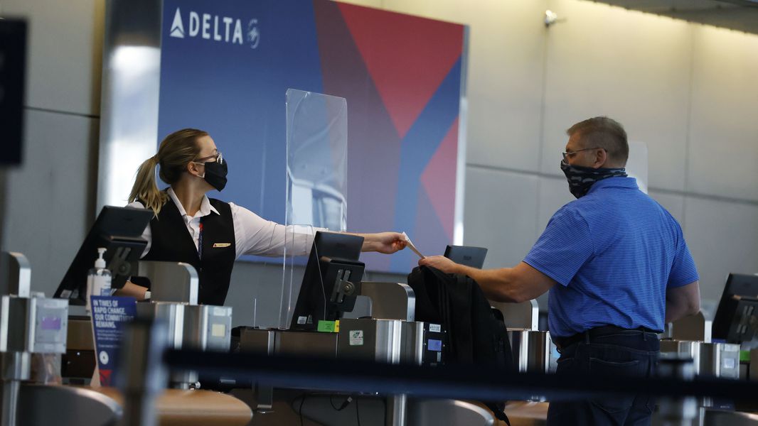 mostrador de aerolínea en un aeropuerto