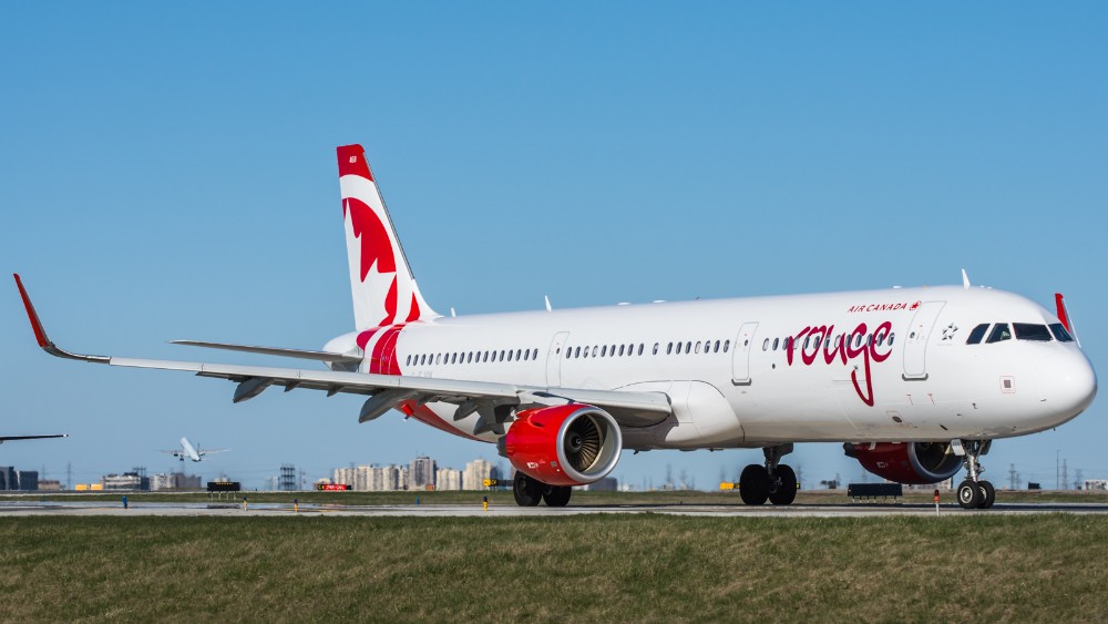 avión de Air Canada Rouge en la pista