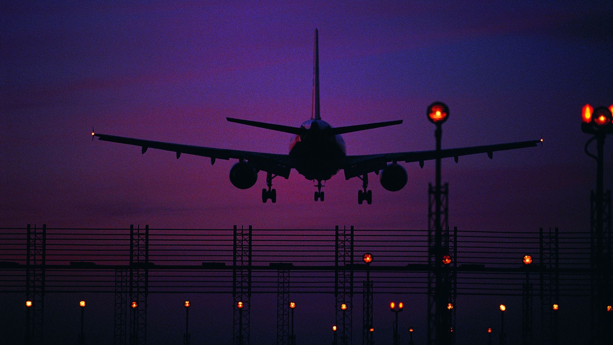 avión aterrizando de noche