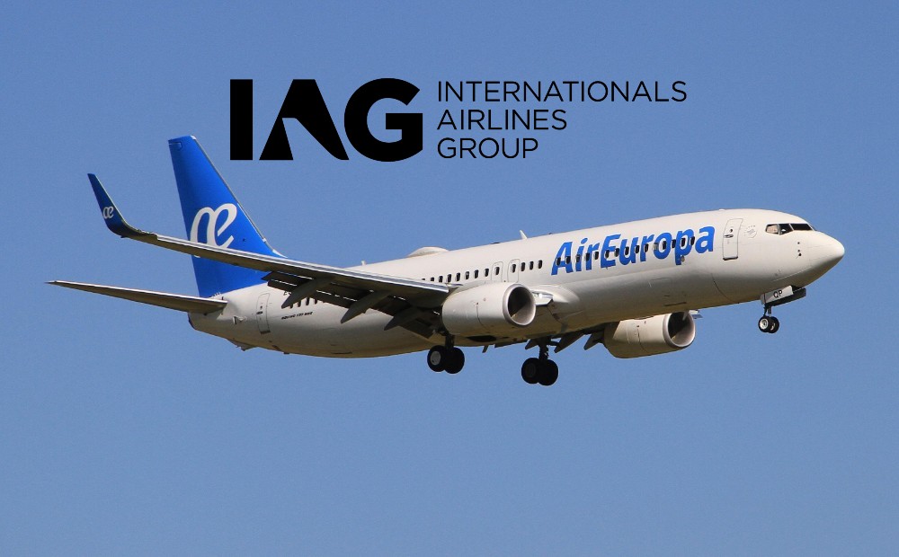 IAG logo y avión de Air Europa
