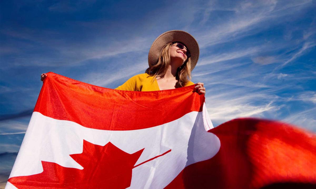 mujer con una bandera de Canadá