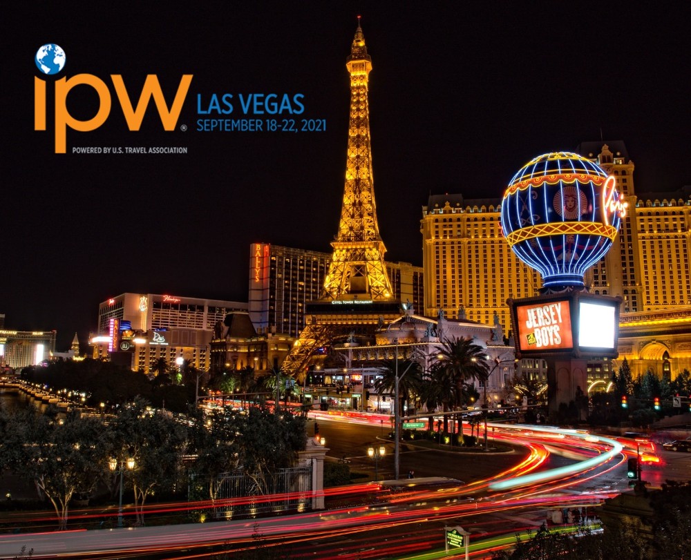 Las Vegas de noche y logo de IPW 2021 en la parte superior izquierda