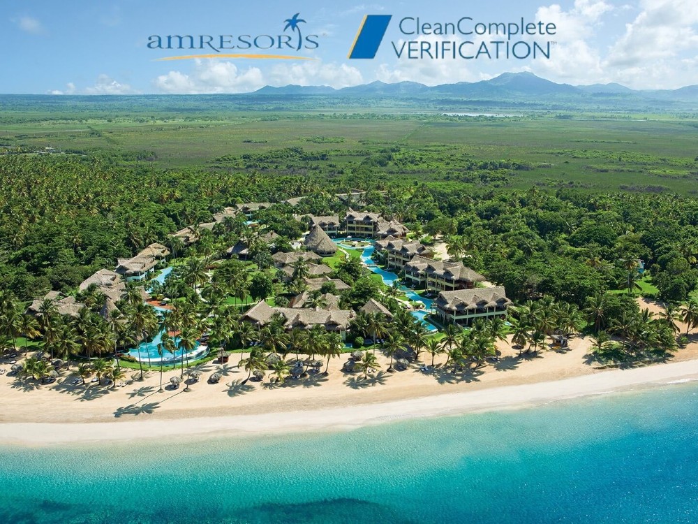 hotel de AMResorts desde el aire, su logo y el del protocolo de salud