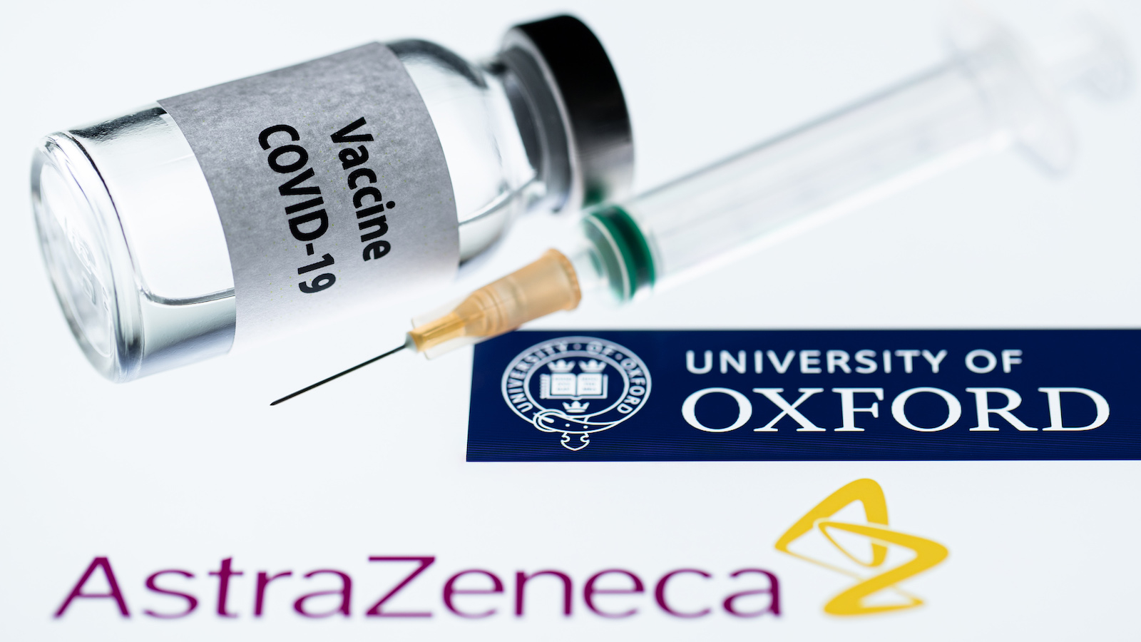 vacuna Astra-Zeneca y jeringuilla