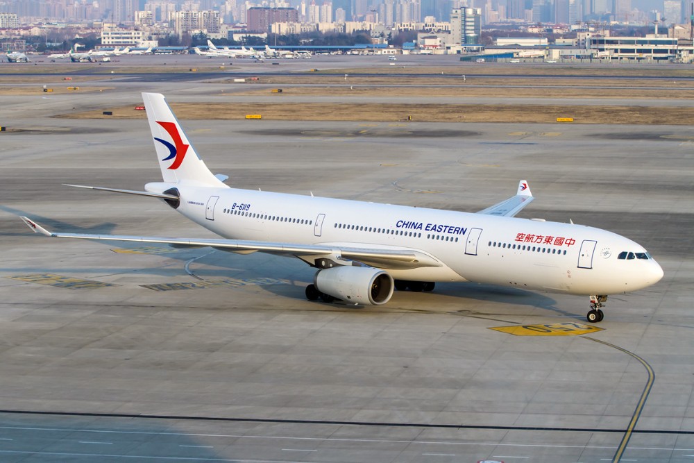 avión de China Eastern en la pista
