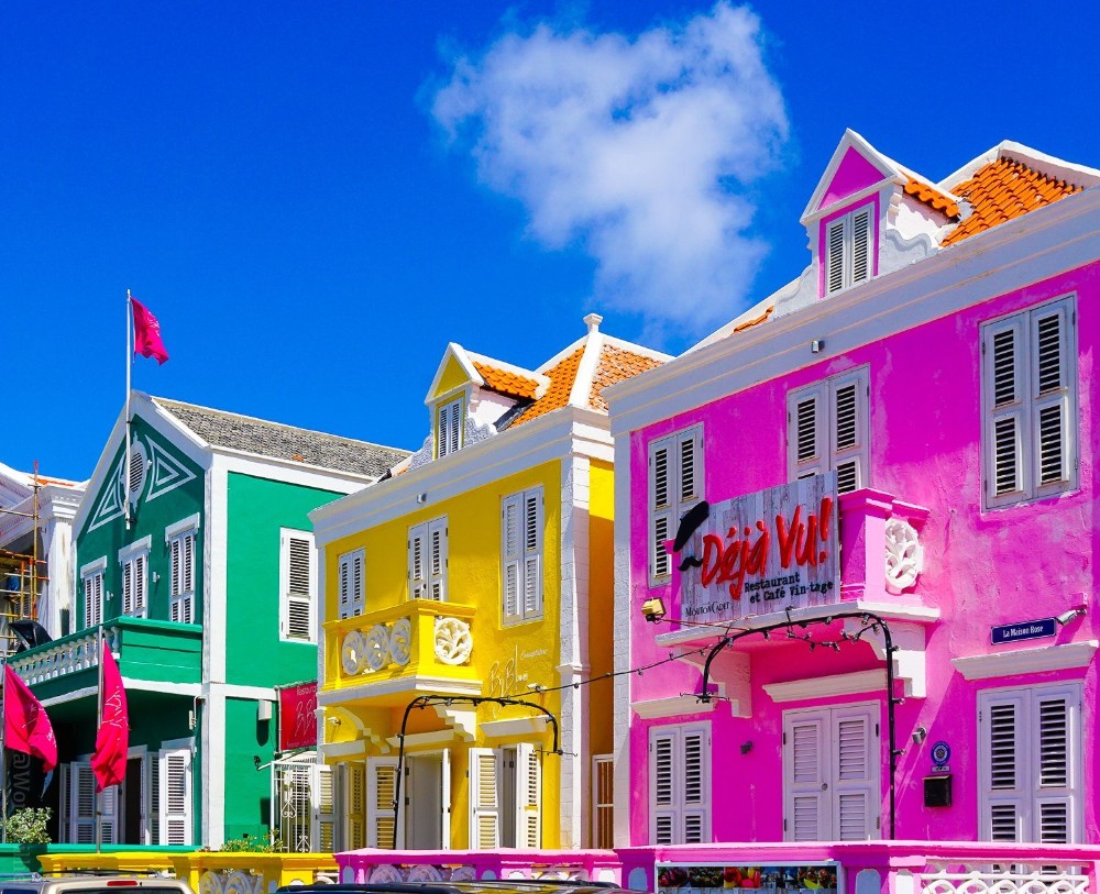 edificios de varios colores en ciudad del Caribe