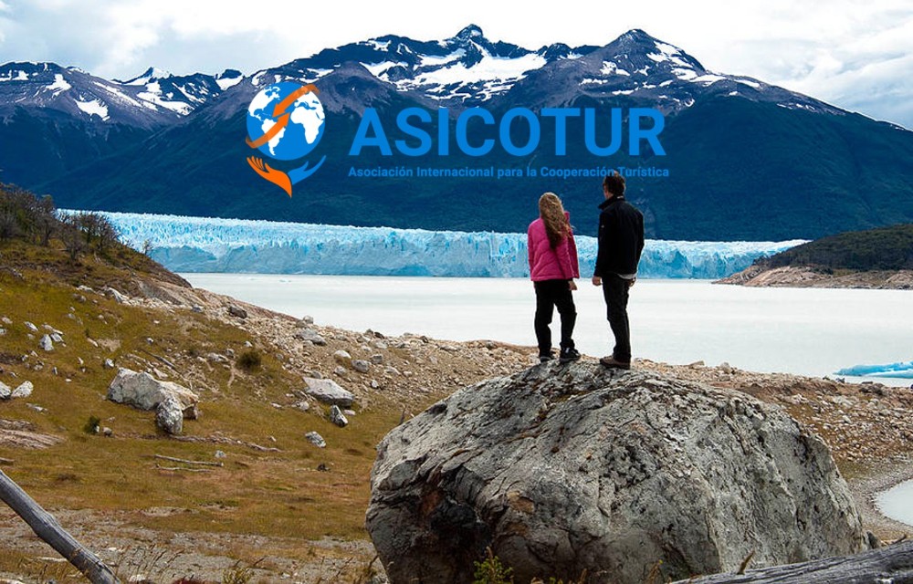 pareja sobre una roca en una paisaje, logo de ASICOTUR arriba