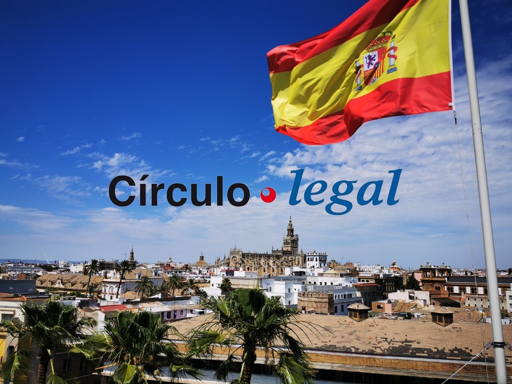 bandera de España, edificios a lo lejos y logo del Círculo Legal
