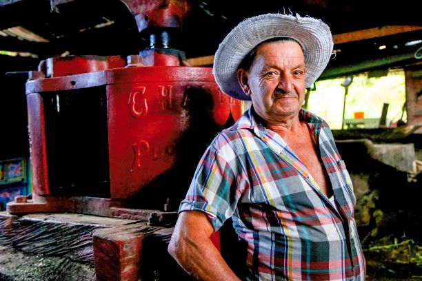 hombre con sombrero en taller agrícola