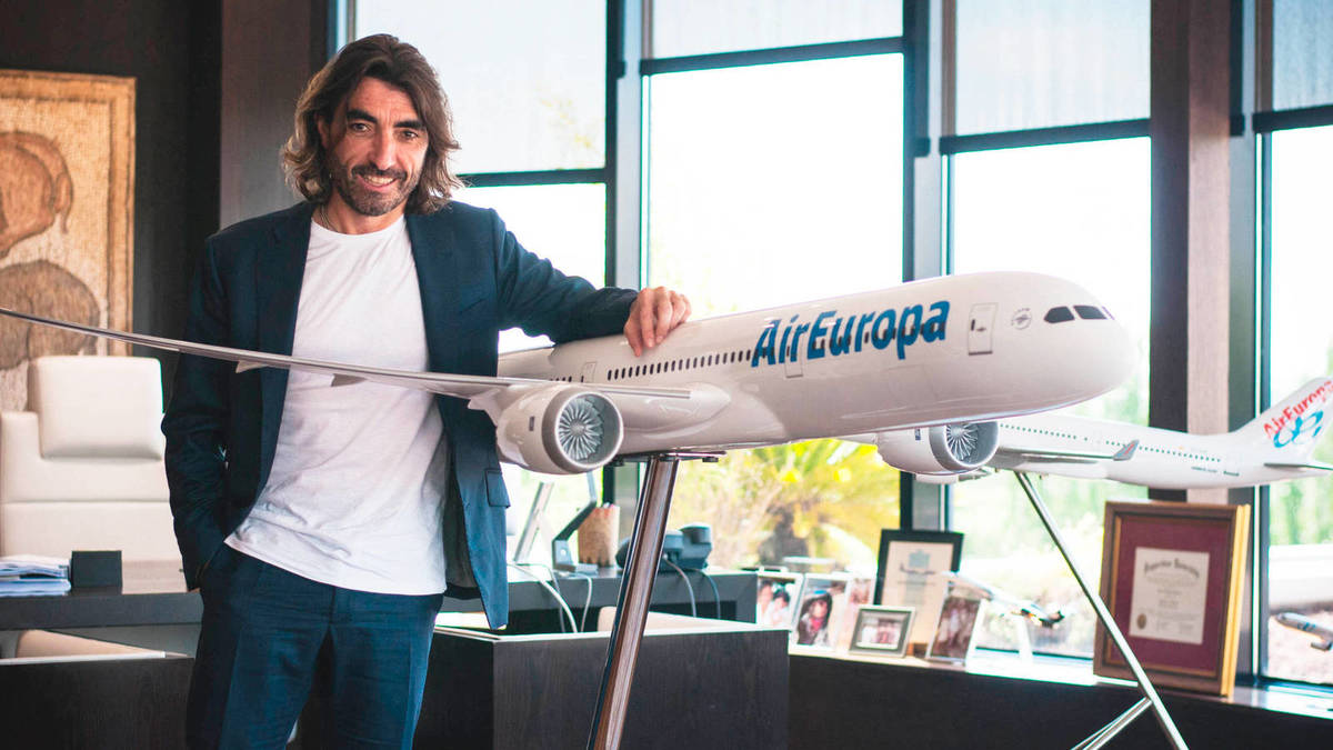 Javier Hidalgo junto a una maqueta de avión de Air Europa