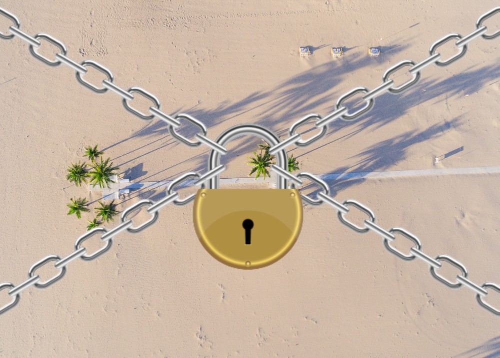 playa vista desde el aire y un candado con cadenas cruzadas