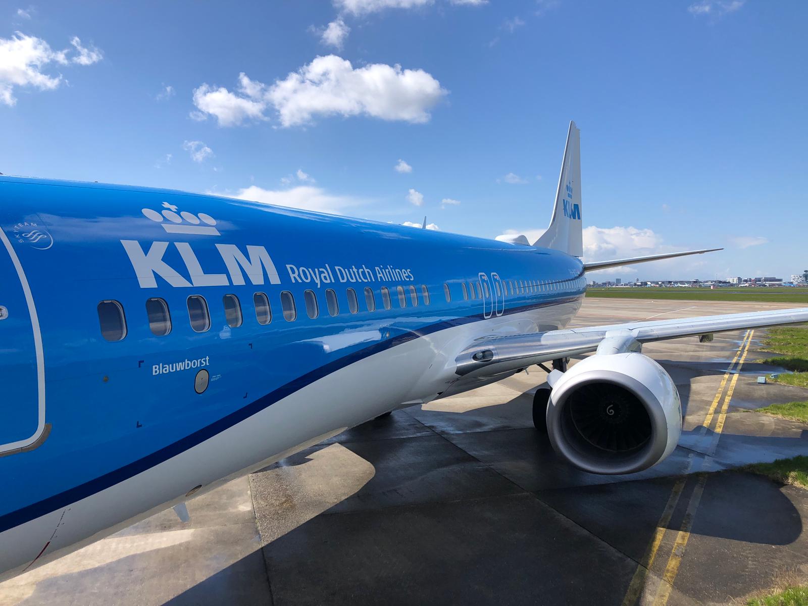 avión de KLM en la pista