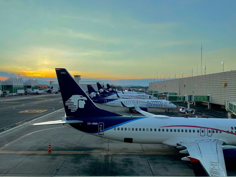 aviones de Aeromexico en la pista de un aeropuerto