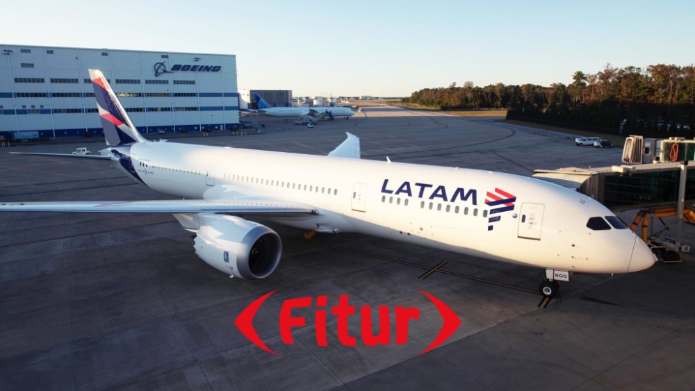 avión de LATAM Airlines y el logo de FITUR