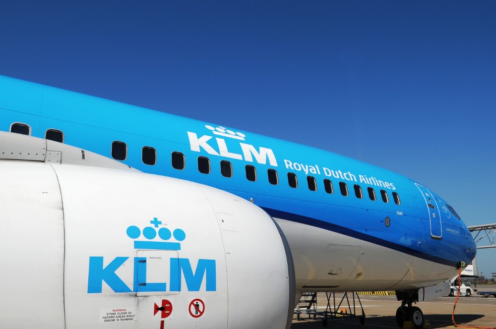 avión de KLM en la pista