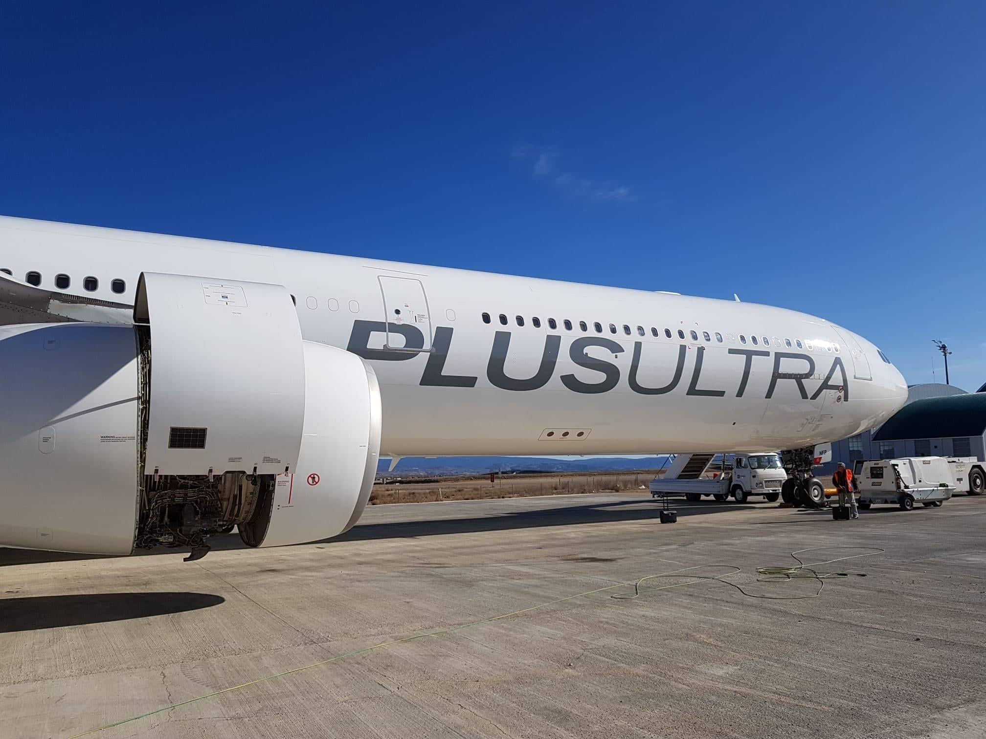 avión de Plus Ultra en la pista, vista del motor en primer plano