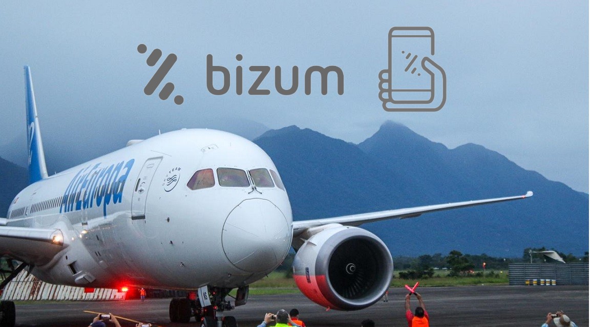 avión de Air Europa en la pista y logo de Bizum