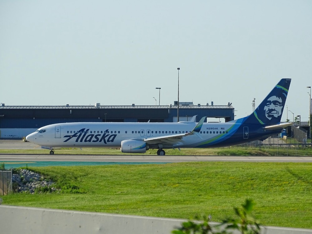 avión de Alaska Airlines en la pista