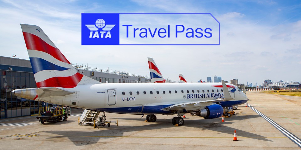 avión de British Airways en la pista y el logo del Travel Pass de IATA