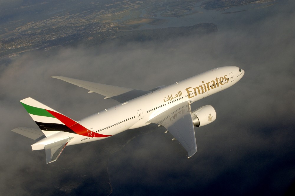 avión de Emirates en el aire