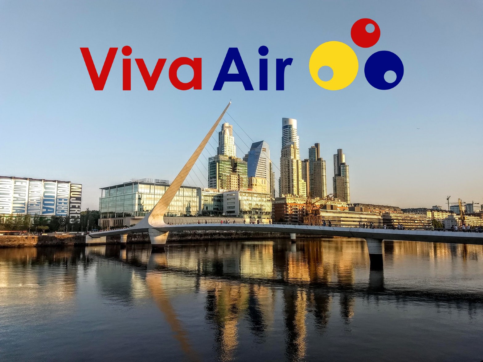Puente de la Mujer en Buenos Aires y el logo de Viva Air