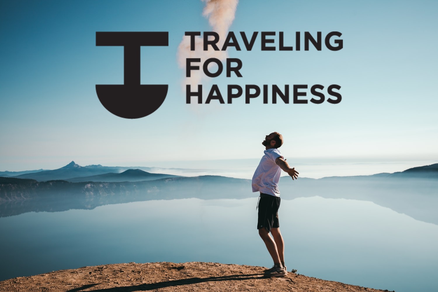 hombre con los brazos abiertos en un lago y logo de los Traveling for Happiness Awards