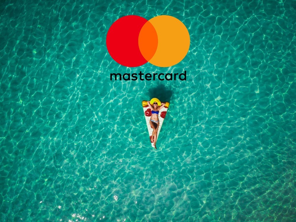 logo de Mastercard, mujer en una balsa