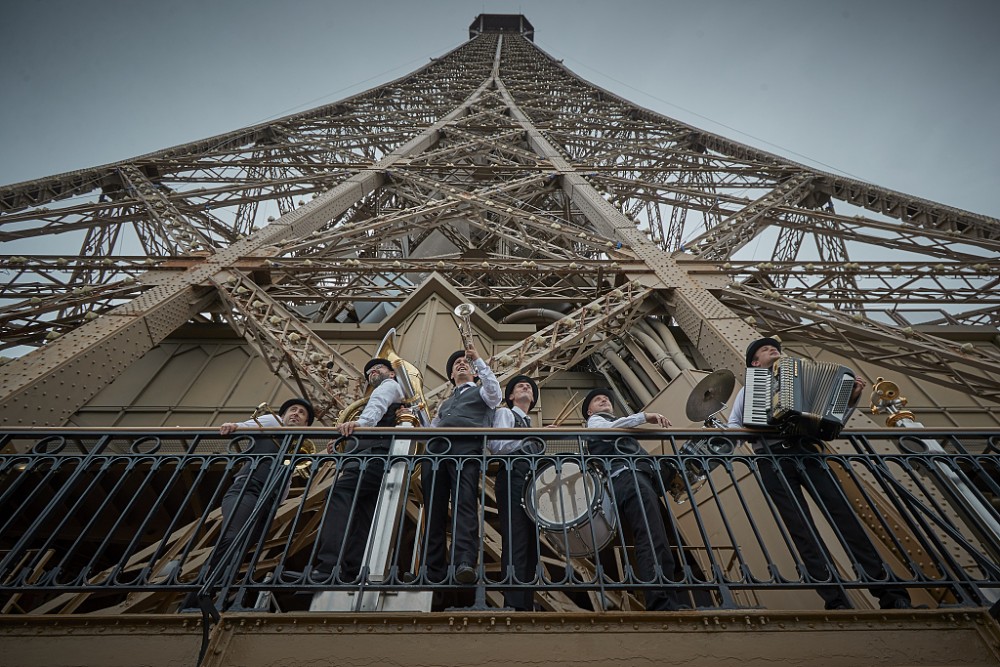 Torre Eiffel reabre al público, músicos en la torre