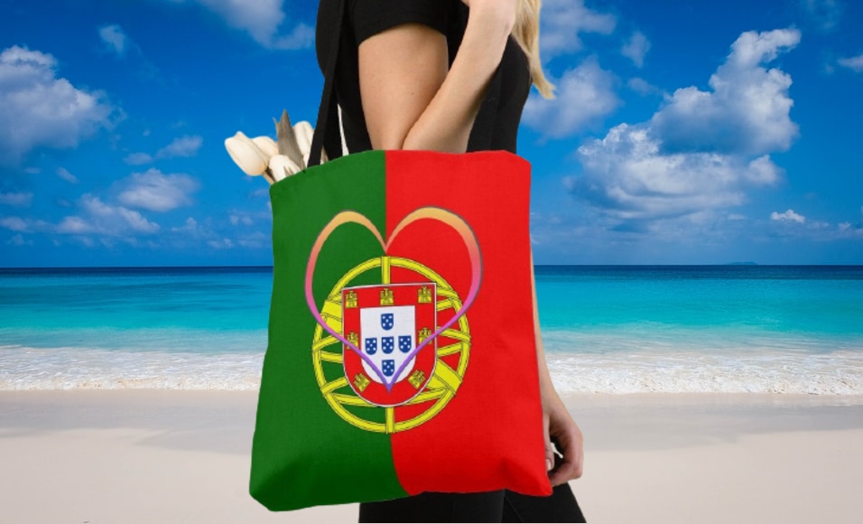 Latinoamérica, mujer con bolso en la playa