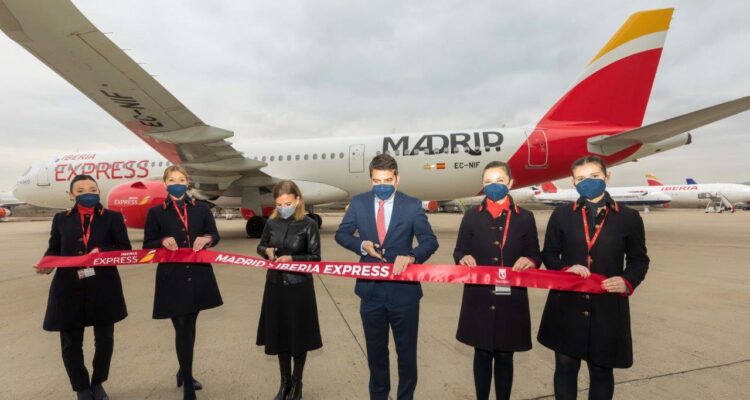 personas inauguran avión con el nombre de Madrid