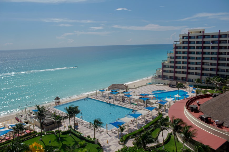 Vista aérea de un hotel ubicado en Cancún
