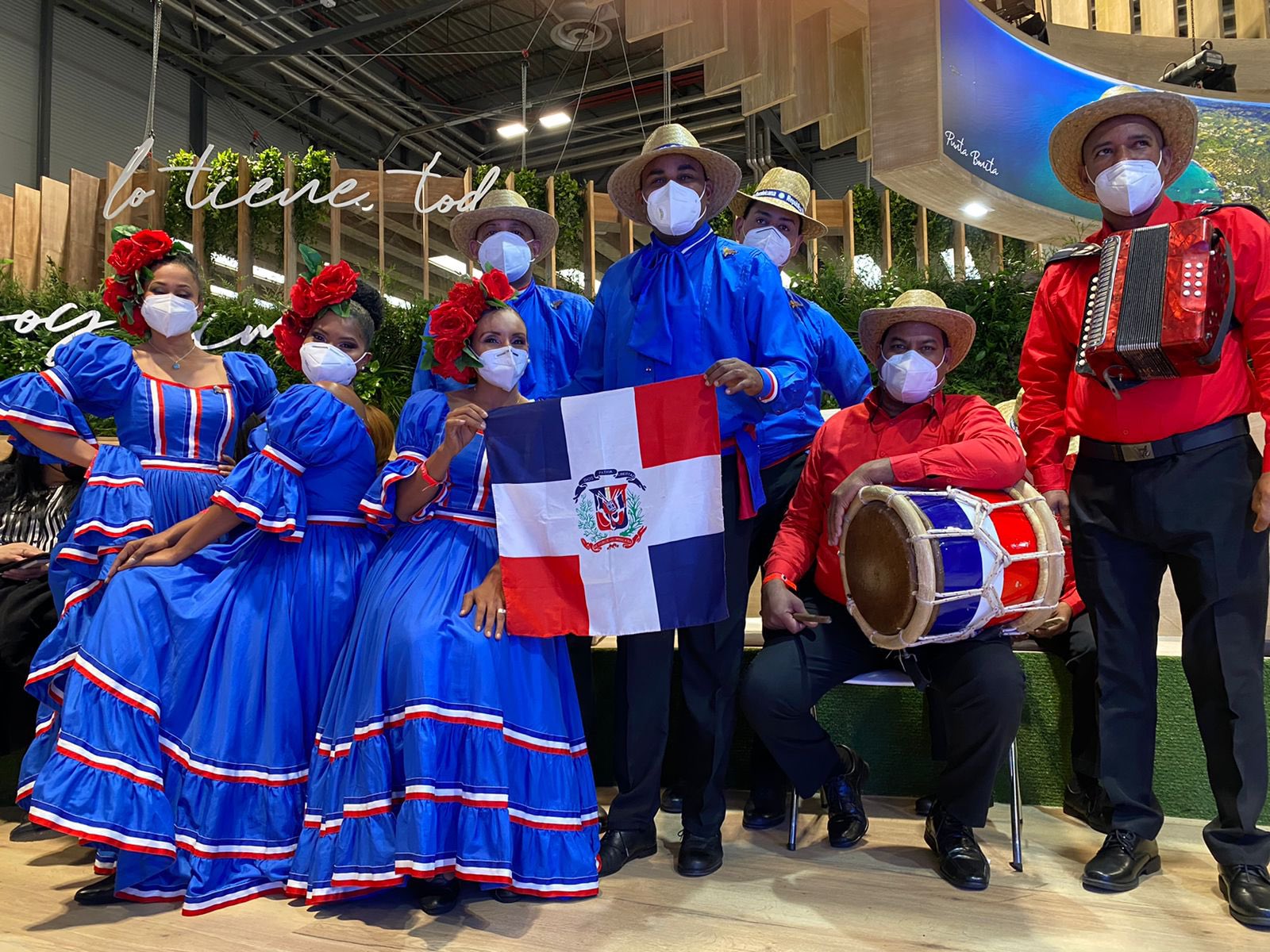 personas con trajes típicos de Dominicana en FITUR 2022