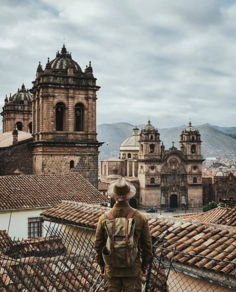 persona observa un paisaje en Cusco