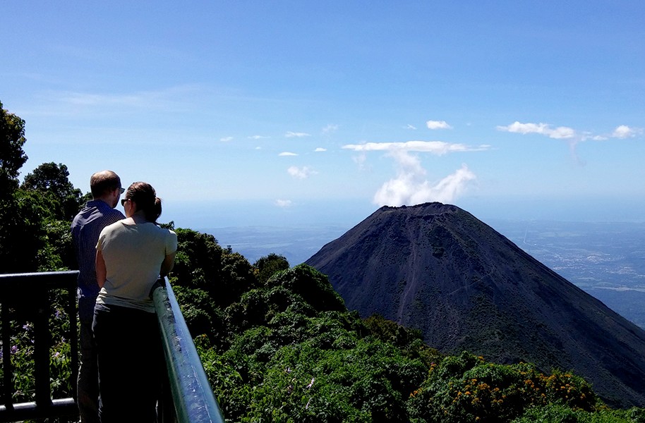 Los volcanes, como el Arenal y el de Fuego, son ecosistemas únicos que sostienen una rica biodiversidad y ofrecen suelos fertiles para la agricultura, pero representan riesgos por posibles erupciones. Foto: Caribbean News.   