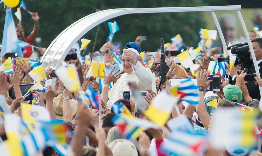 Papa Francisco rompe liturgia de misa religiosa para hablar de la pobreza