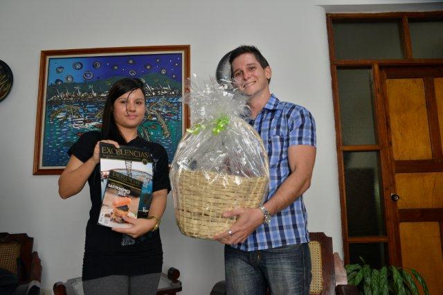 Ganador recibe cesta cortesía del Sorteo MallHabana